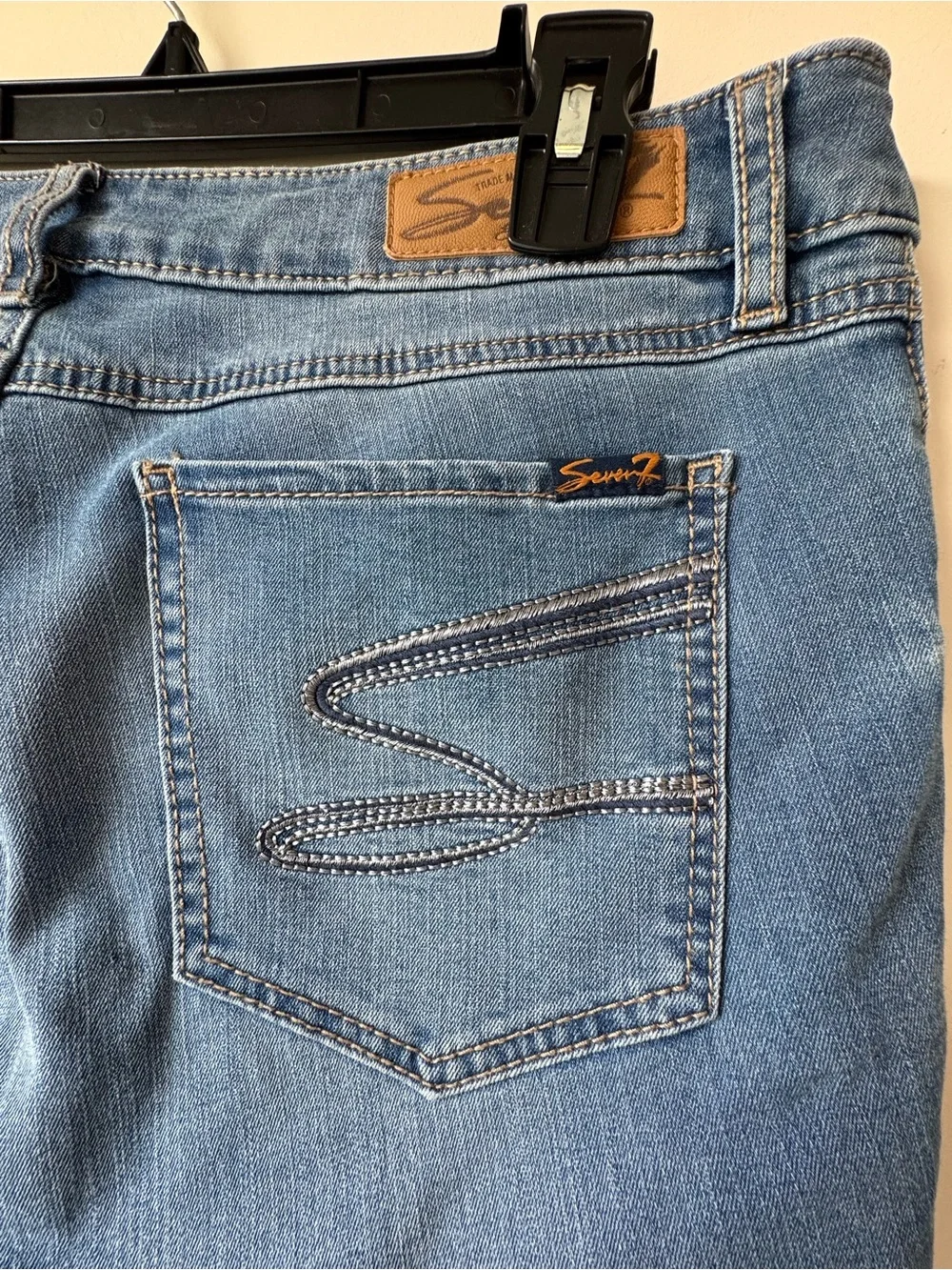 Seven7 Women’s Size 12 Cropped Jean Light Wash Stretch Denim Capri